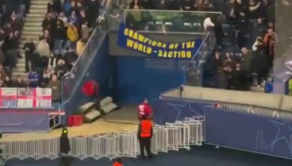 整活😂切尔西球迷在巴黎主场拉起的横幅：世界冠军专区🔥