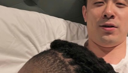 世界杯高清赛事观看-辽宁新CP组合？莫兰德趴在赵继伟身上撒娇，机场落地还聊了一路|杨鸣|辽宁男篮|季后赛|沈阳|球迷_新浪体育_新浪新闻